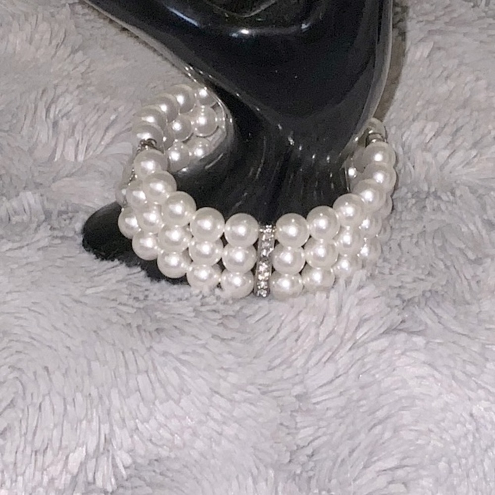 2$🤩Elegant White Pearl Bracelet